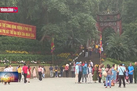 Đền Hùng tấp nập trước ngày khai hội