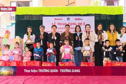 Trao tặng đồ dùng học tập cho trường mầm non