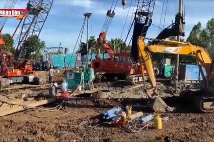 Thi thể bé Hạo Nam đã được đưa lên sau 21 ngày cứu hộ