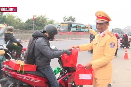 Lực lượng Công an Ninh Bình hỗ trợ người dân về quê đón Tết an toàn