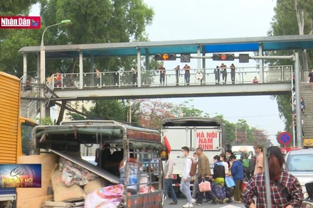 Bất cập cầu vượt bộ hành