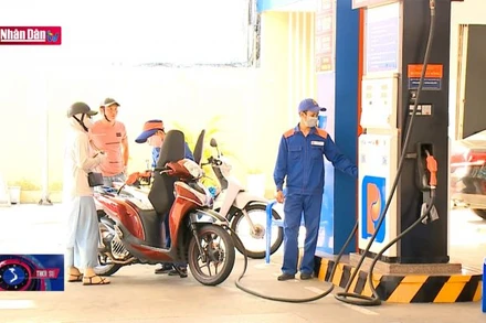 Giá dầu giảm, xăng tăng hơn 400 đồng/lít