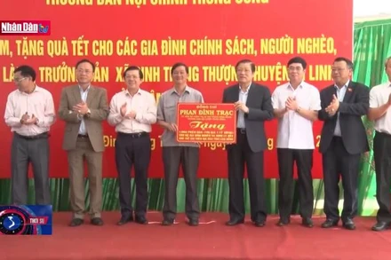 Đồng chí Phan Đình Trạc thăm, tặng quà Tết tại Lâm Đồng