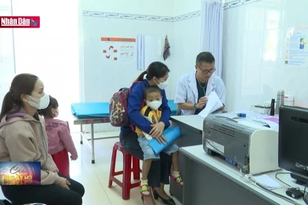 Trẻ em nhập viện tăng đột biến do thời tiết thất thường