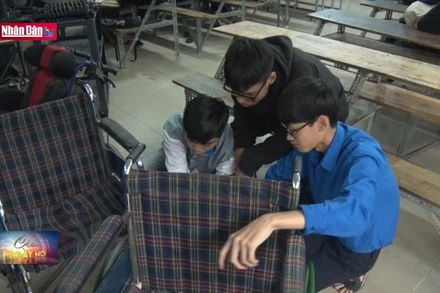 Thầy, trò tình nguyện sửa xe lăn miễn phí