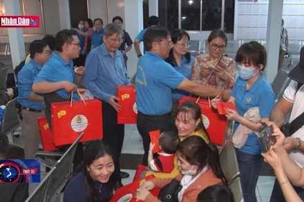 Chuyến tàu mùa Xuân đưa công nhân về quê ăn Tết