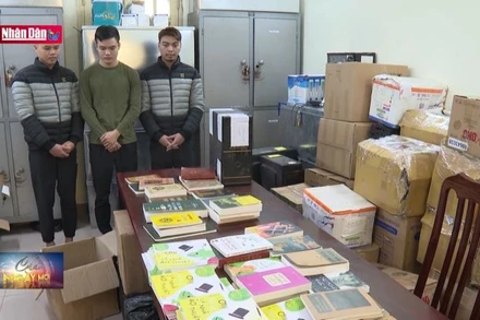 Bắt nhóm đối tượng sản xuất 100 tấn sách giả