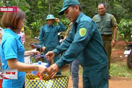 Những suất cơm nghĩa tình gửi đến lực lượng làm nhiệm vụ