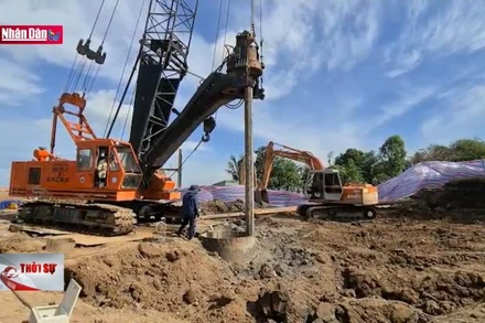 Nỗ lực cứu nạn bé trai lọt xuống cọc bê tông