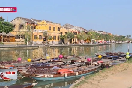 Du khách phải mua vé khi tham quan phố cổ Hội An