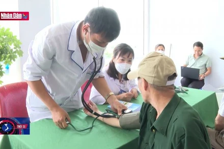 Gần 200 người có công được khám và tư vấn sức khỏe miễn phí