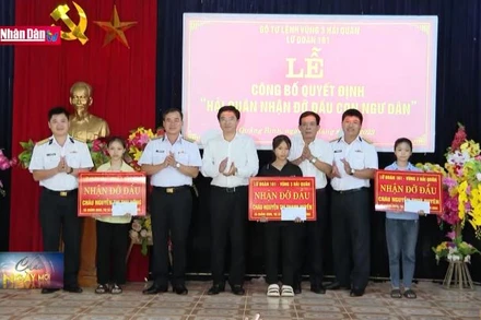 Quảng Bình: Hải quân vùng 3 nhận đỡ đầu con ngư dân