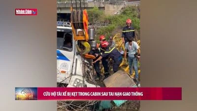 Cứu hộ tài xế bị kẹt trong cabin sau tai nạn giao thông