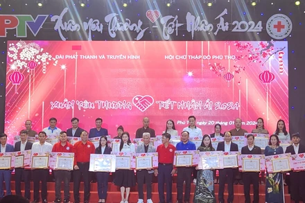 Các đơn vị, doanh nghiệp, nhà hảo tâm ủng hộ chương trình được gần 19 tỷ đồng hỗ trợ người nghèo, người có hoàn cảnh khó khăn trên địa bàn tỉnh.