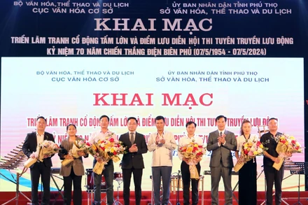 Ban Tổ chức tặng hoa cho các đơn vị tham dự chương trình.