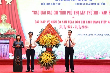 Phó Bí thư Thường trực Tỉnh ủy Phú Thọ Phùng Khánh Tài tặng hoa chúc mừng Ngày Báo chí Cách mạng Việt Nam.