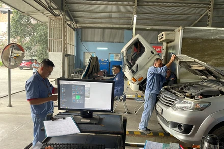 Cán bộ đăng kiểm Trung tâm đăng kiểm xe cơ giới 19-01V kiểm tra kỹ lưỡng xe đến đăng kiểm.