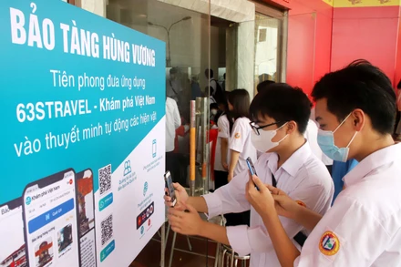 Các em học sinh tìm hiểu lịch sử văn hóa thời đại Hùng Vương qua mã QR.