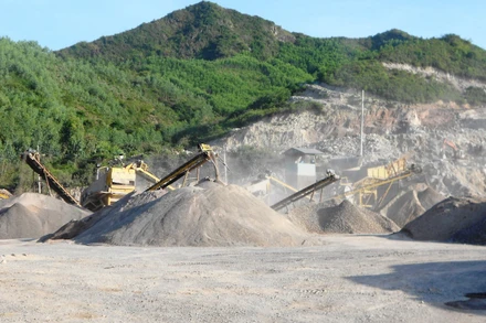 Khai thác đá tại mỏ đá Hang Nắng của Công ty cổ phần khoáng sản và vật liệu xây dựng Tự Lập.