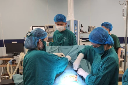 Các bác sĩ Bệnh viện Sản Nhi Phú Thọ mổ đẻ cho sản phụ mang tam thai hiếm gặp.