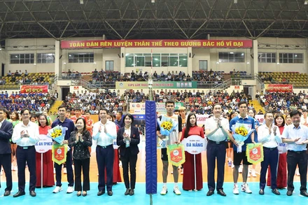 Ban tổ chức tặng hoa chúc mừng các đội bóng tham dự Cúp Hùng Vương.