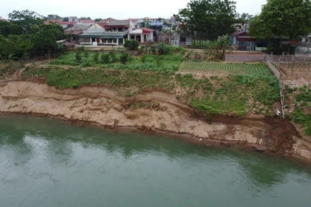 Sạt lở nghiêm trọng đe dọa đến tính mạng, tài sản của người dân khu 13 xã Dân Quyền, huyện Tam Nông, tỉnh Phú Thọ.