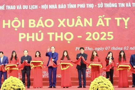 Các đại biểu cắt băng khai mạc Hội báo Xuân tỉnh Phú Thọ năm Ất Tỵ 2025.