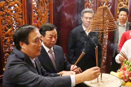 Lãnh đạo tỉnh Phú Thọ dâng hương tưởng niệm các Vua Hùng.