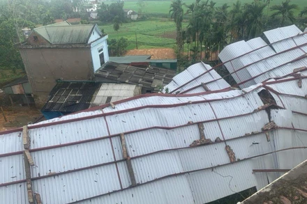 Một ngôi nhà của người dân bị tốc mái do mưa bão và giông lốc.