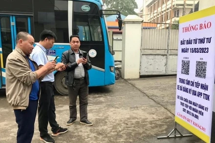 Người dân đăng ký đăng kiểm online tại trung tâm đăng kiểm xe cơ giới tại tỉnh Phú Thọ. (Ảnh: CTV)