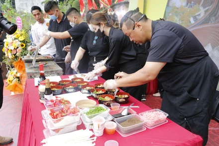 Nghệ nhân Matsuo Tomoyuki quảng diễn món "Lăng ngư cung tiến". 