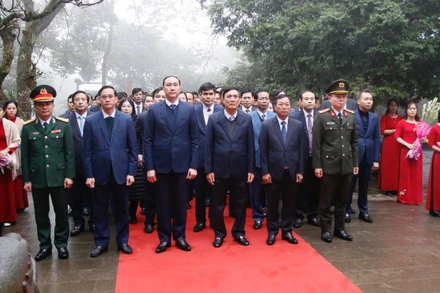 Lãnh đạo tỉnh Phú Thọ tề tựu đầy đủ trên đỉnh Nghĩa Lĩnh làm lễ dâng hương tưởng niệm các Vua Hùng.