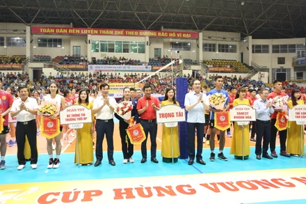 Đại diện Ban Tổ chức trao cờ lưu niệm cho các đội bóng tham gia giải bóng chuyền Cúp Hùng Vương.