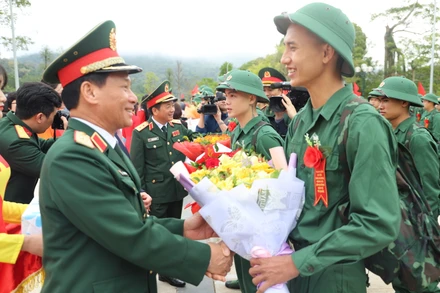 Lãnh đạo Quân khu 2 tặng hoa động viên các tân binh lên đường làm nhiệm vụ bảo vệ Tổ quốc.