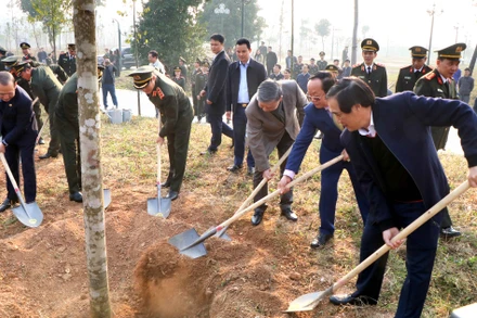 Bộ trưởng Công an Tô Lâm và lãnh đạo tỉnh Phú Thọ trồng cây trong khuôn viên trụ sở Công an thành phố Việt Trì.