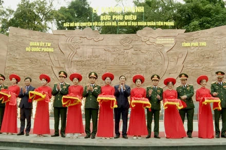 Lãnh đạo Bộ Quốc phòng và tỉnh Phú Thọ cắt băng khánh thành bức phù điêu "Bác Hồ nói chuyện với Đại đoàn quân tiên phong".