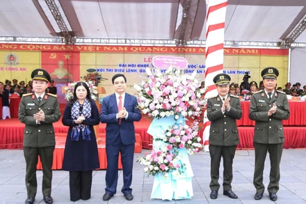 Lãnh đạo tỉnh Phú Thọ chúc mừng Đại hội khỏe Vì an ninh Tổ quốc.