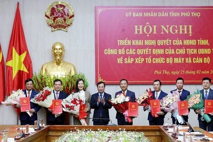 Chủ tịch Ủy ban nhân dân tỉnh Phú Thọ Bùi Văn Quang trao Quyết định bổ nhiệm Giám đốc các sở sau khi sáp nhập.