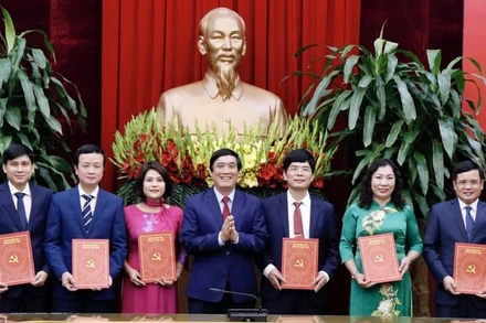 Bí Thư Tỉnh ủy Phú Thọ Bùi Minh Châu trao Quyết định cho các đồng chí được điều động, luân chuyển, bổ nhiệm đợt này.