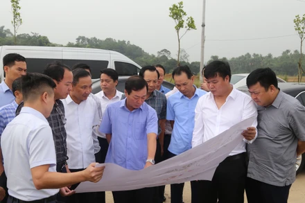 Chủ tịch Ủy ban nhân dân tỉnh phú Thọ Bùi Văn Quang kiểm tra, chỉ đạo đẩy nhanh tiến độ xây dựng Khu công nghiệp Cẩm Khê.