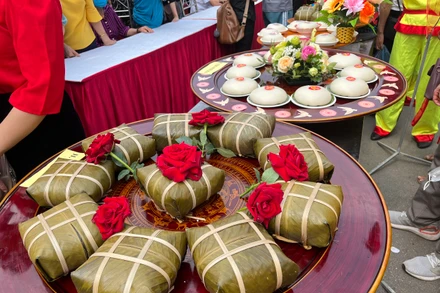 Tục làm bánh chưng, bánh dày trở thành nét đẹp truyền thống không thể thiếu trong các ngày lễ, Tết của dân tộc Việt Nam.