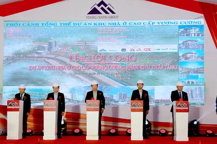 Các đại biểu ấn nút khởi công dự án.