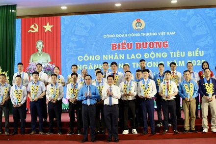 Bộ trưởng Công thương Nguyễn Hồng Diên và Chủ tịch Tổng Liên đoàn Lao động Việt Nam Nguyễn Đình Khang trao quà cho công nhân lao động có hoàn cảnh khó khăn.