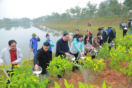 "Vườn hoa phụ nữ" được trồng nhằm tạo cảnh quan xanh, sạch, đẹp tại Khu di tích lịch sử Đền Hùng.