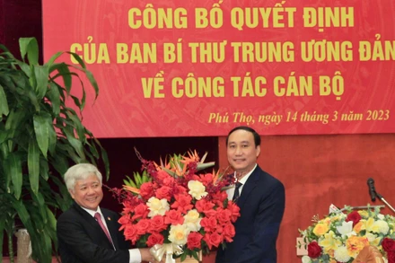 Bí thư Trung ương Đảng, Chủ tịch Ủy ban Trung ương Mặt trận Tổ quốc Việt Nam Đỗ Văn Chiến tặng hoa chúc mừng đồng chí Phùng Khánh Tài.