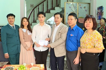 Đại diện Mặt trận Tổ quốc và các đoàn thể phường Thọ Sơn, thành phố Việt Trì tặng quà động viên công dân trên địa bàn phường lên đường nhập ngũ. 