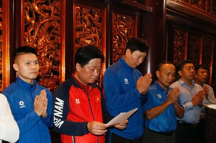 Lãnh đạo Liên đoàn Bóng đá Việt Nam và Ban huấn luyện cùng các cầu thủ thành kính dâng hương tưởng niệm các Vua Hùng.