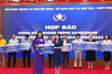 Ban tổ chức nhận biểu trưng tài trợ cho chương trình của các đơn vị, doanh nghiệp.