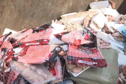 Nhiều thực phẩm không rõ nguồn gốc xuất xứ bị thu giữ.