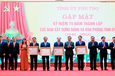 Bí thư Tỉnh ủy Phú Thọ trao tặng Huân chương Độc lập hạng Nhì cho các ban xây dựng Đảng và Văn phòng Tỉnh ủy.